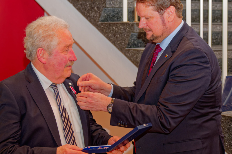 Tim Kruithoff überreicht den Orden an Rico Mecklenburg