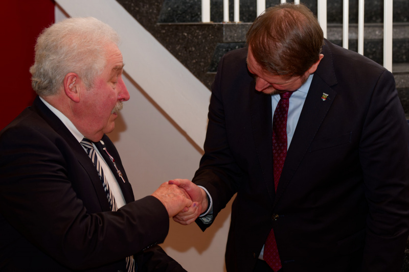 Tim Kruithoff überreicht den Orden an Rico Mecklenburg