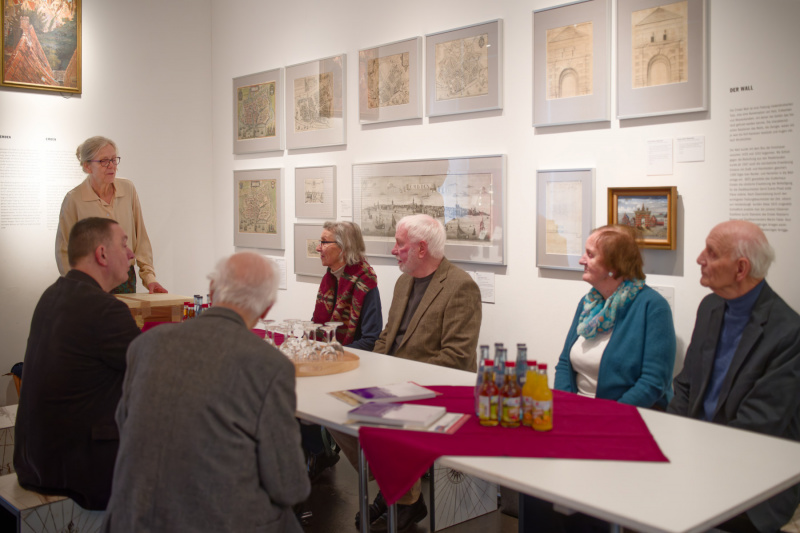 Dr. Annette Kanzenbach erläutert Details zur Restaurierung