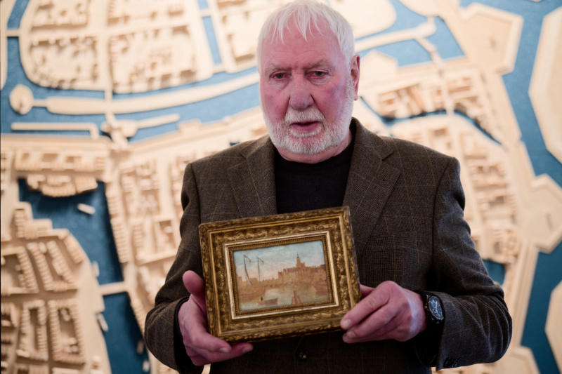 Der Schenker: Carl Garbe mit der kleinformatigen Ölstudie