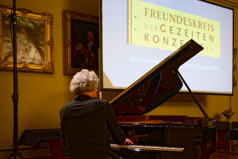 Intro: Matthias Kirschnereit begrüßt musikalisch