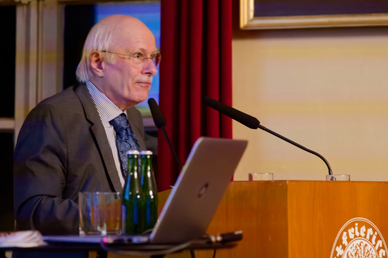 Als Kassenprüfer erläutert Dr. Günter Flick die Finanzen des Vereins