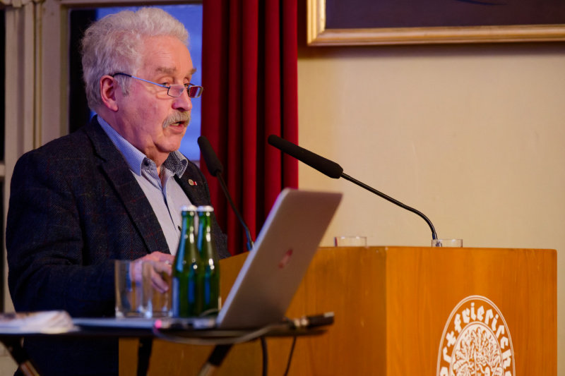 Rico Mecklenburg, Präsident der Ostfriesischen Landschaft, leitet die Vorstandswahlen