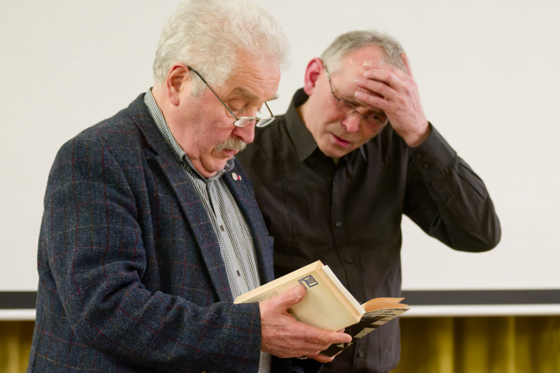 Rico Mecklenburg und Stephan-Gerhard Koziolek (NfG-Direktor) blättern in seinem Lebensbuch