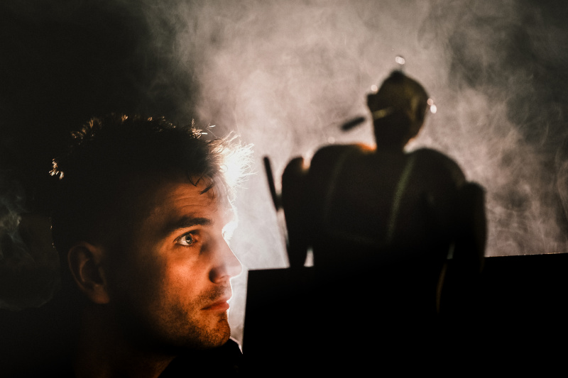 Figur mit Figurenspieler im Nebel