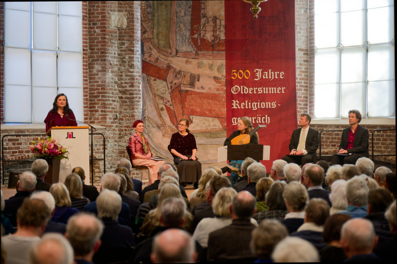 Bei der Eröffnung der Ausstellung war die Bibliothek sehr gut besucht