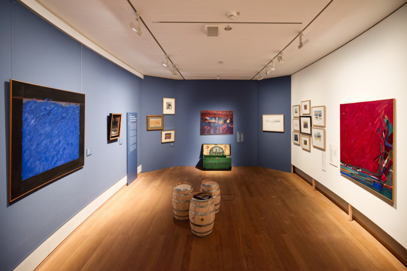 Im neu geschaffenen Ausstellungsraum im Erdgeschoß der Kunsthalle ist unterhalb eines Olthoff-Gemäldes die Seekiste eines Vorfahren von Bernhard Brahms zu sehen