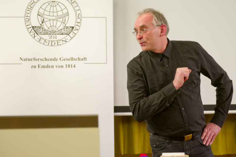 Stephan-Gerhard Koziolek (NfG-Direktor) führt ein