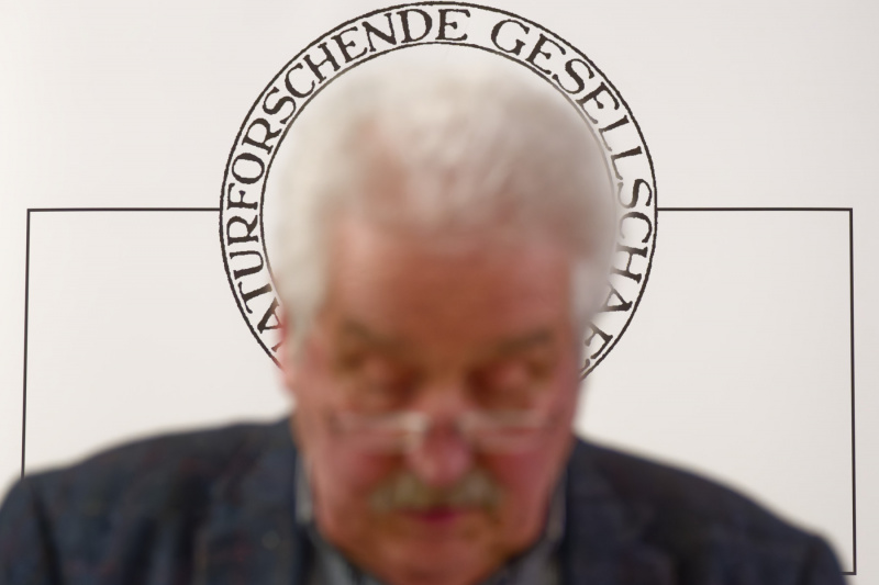 Rico Mecklenburg vor dem NfG-Logo