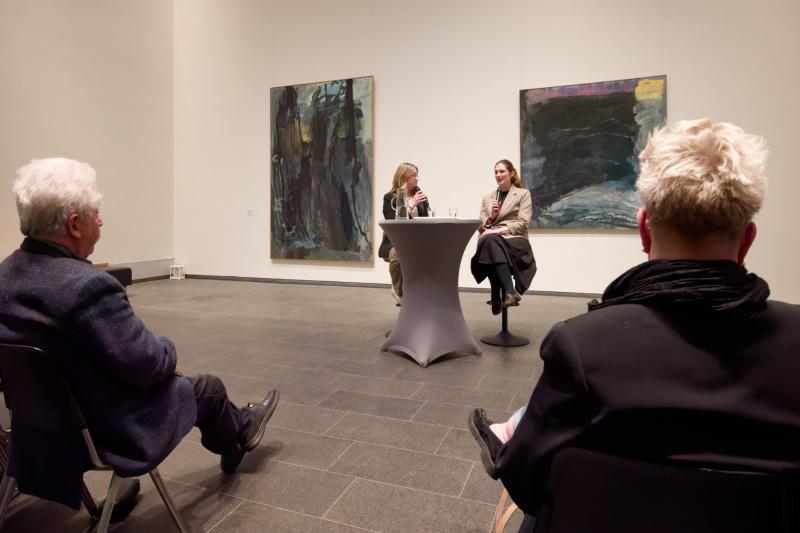 Die Gesprächspartnerinnen, vorne links: Rico Mecklenburg (Präsident der Ostfriesischen Landschaft), rechts: Maike Peters-Heidemann (Vorsitzende der Freunde der Kunsthalle)