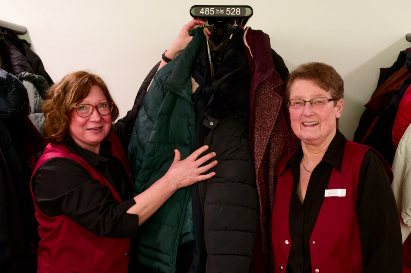 Treue Seelen passen in der Garderobe rechts immer gut auf: Marion Ehrlenholtz-Schröder und Linda Kruse