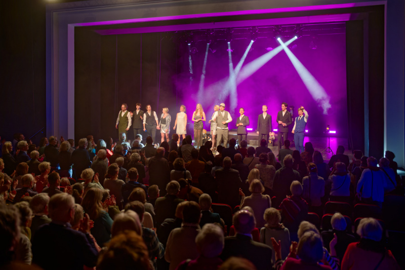 „Stand by me“, das Publikum fällt stehend ein