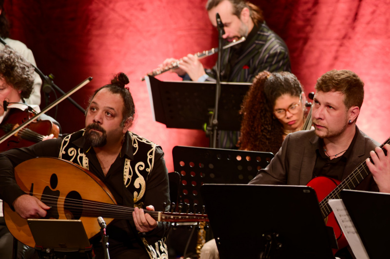 Vorn: Wassim Mukdad mit seiner Oud, rechts daneben Dennis Merz mit seiner Gitarre