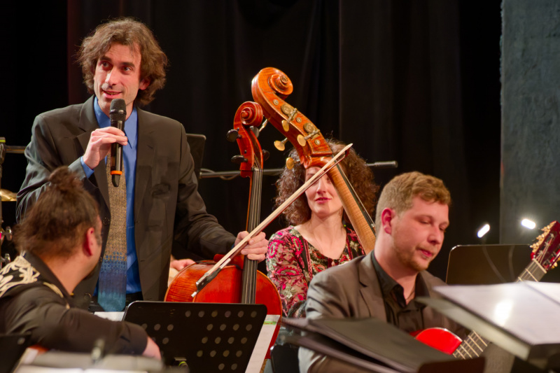 Erläutert seine Gedanken zu seiner Komposition: Gabriel Mientka, Violoncello