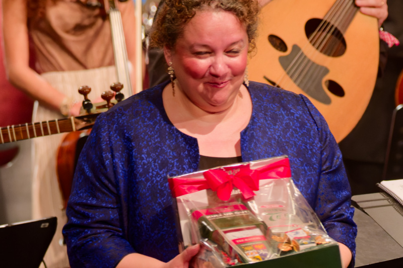 Ein Teepaket zum Dank: Dirigentin Zahia Ziouani