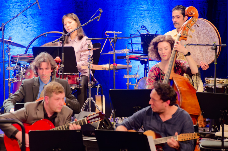 Vorn: Die Gitarristen Dennis Merz und Andrés Rosales, Mitte: Gabriel Mientka (Violoncello) und Nicola Vock (Kontrabass), hinten: Yu-Ling Chiu und Ramin Rahmi (Perkussion)