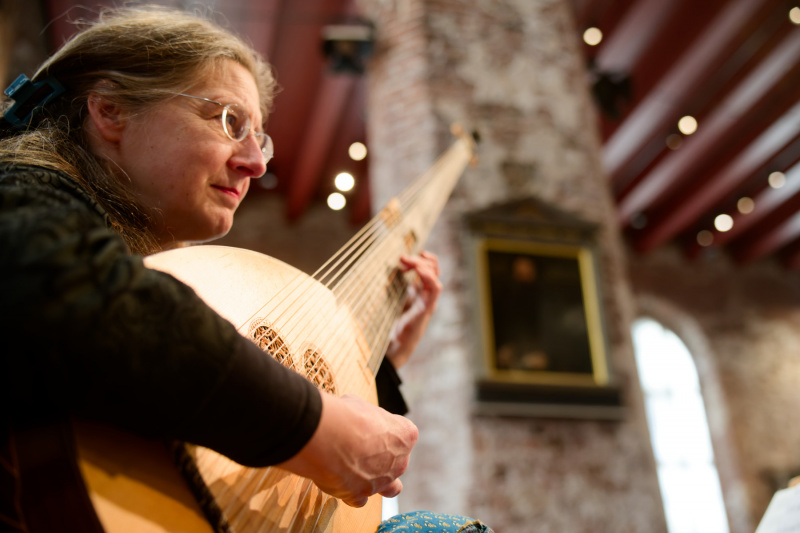 Gerlind Puchinger spielt ihre Theorbe