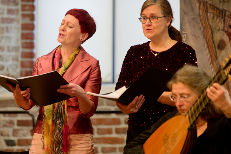 Vilma Pigagaitė und Katharina Padrok, vorn: Gerlind Puchinger 