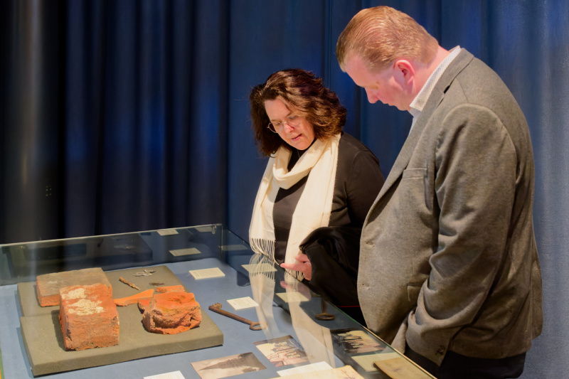 Die Relikte der abgebrannten Oldersumer Kirche finden reges Interesse