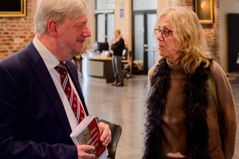 Dr. Klaas-Dieter Voß im Gespräch mit Dr. Annette Kanzenbach (Ostfriesisches Landesmuseum Emden)