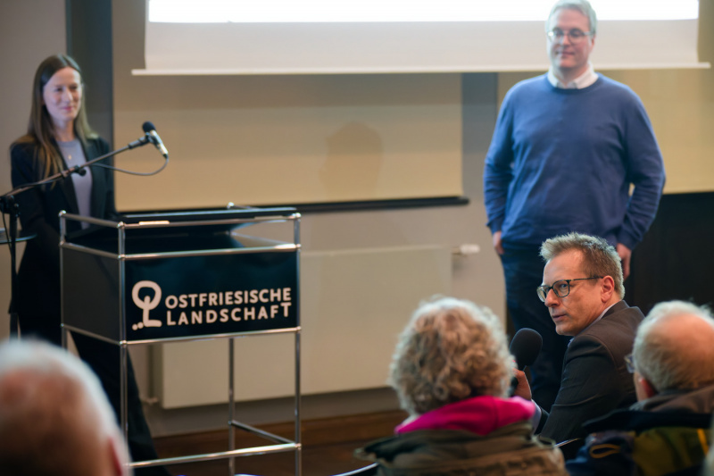 Dr. Heiko Suhr (hinten rechts) leitet die Diskussion zum Abschluss, davor: Dr. Michael Hermann (Niedersächsisches Landesarchiv - Aurich) erläutert die Bedingungen der Archivnutzung