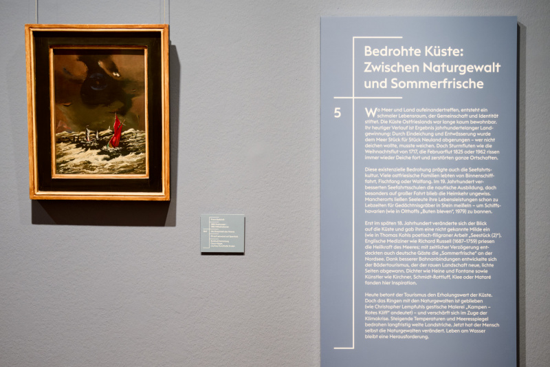 Das Design der Objektschildchen und der Tafeln sind der Ahming (Tiefgangsskala ) von Seeschiffen nachempfunden. Links ein Ölbild von Franz Radziwill ("Die Einsamkeit des Meeres")