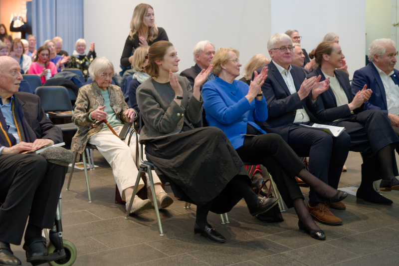 in erster Reihe: Der Künstler Bodo Olthoff, Ina Grätz und Eske Nannen (Kunsthalle), Theo Eilers (IHK), Silke Oldenburg (Kunsthalle) und Rico Mecklenburg (Ostfriesische Landschaft)
