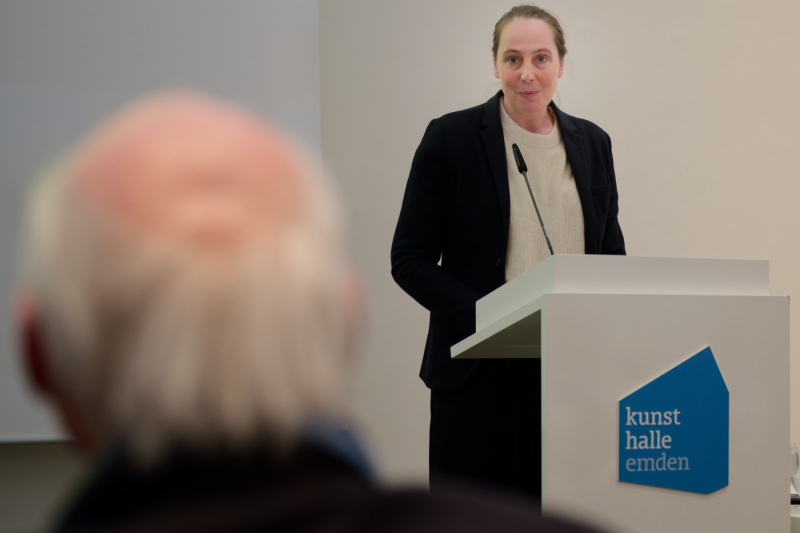 Direktorin Silke Oldenburg begrüßt die Gäste