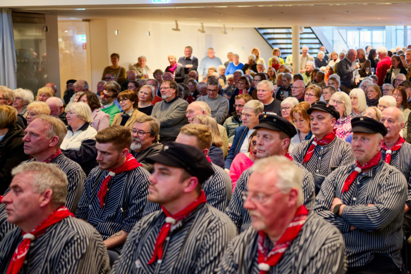 Der Shanty-Chor hat seinen Auftritt beendet, jetzt werden Reden gehalten ...
