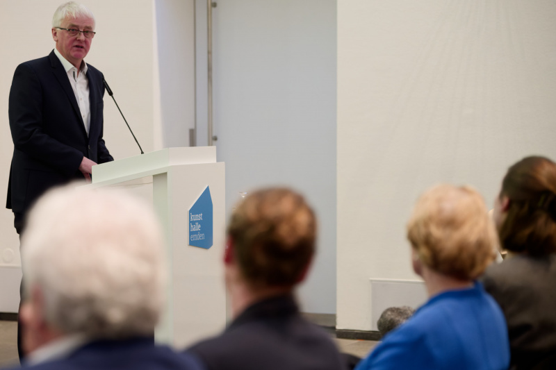 Theo Eilers betont die Wichtigkeit des Hafens für die ostfriesische Gesellschaft