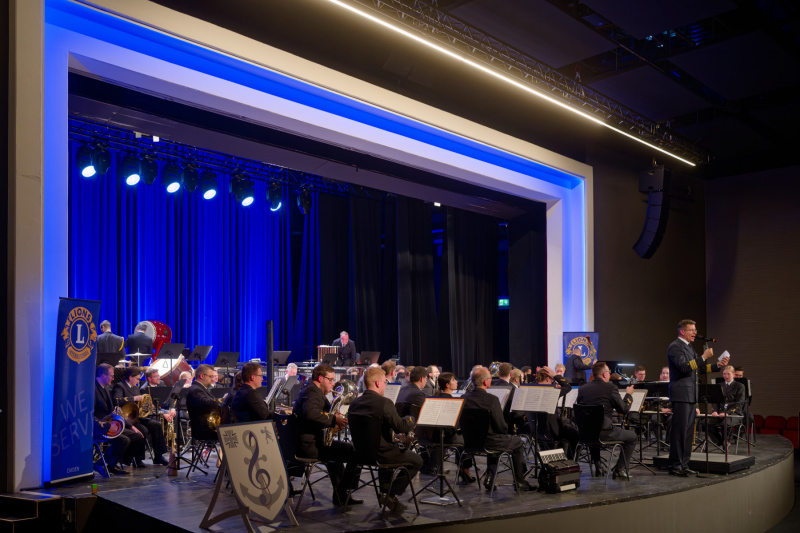 Fregattenkapitän Matthias Prock vor seinem Ensemble: Locker führt er durch das Programm