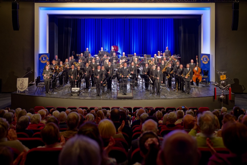 Das Marinemusikkorps verabschiedet sich militärisch korrekt