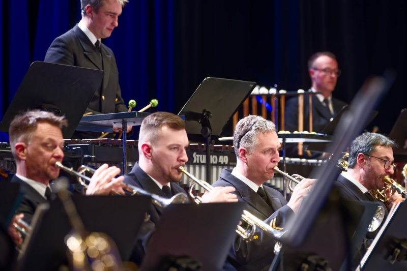 Impressionen: Trompeten, im Hintergrund: Percussion