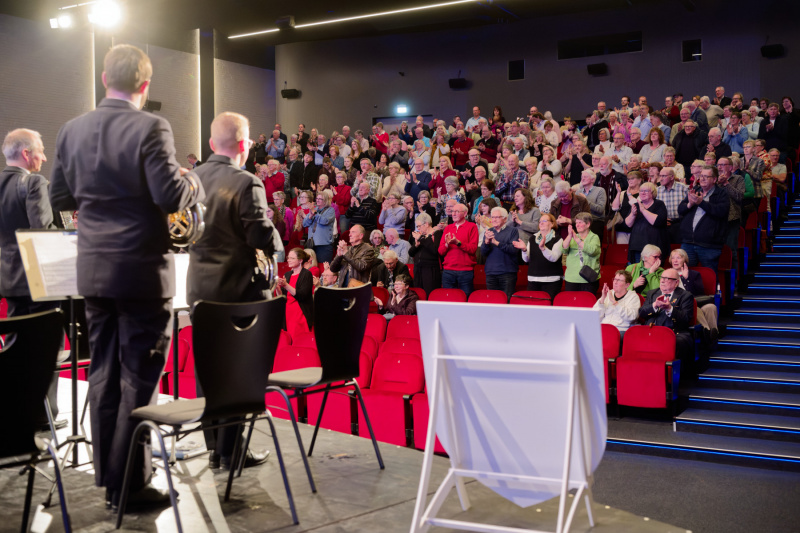 Das Publikum bedankt sich mit Standing Ovations