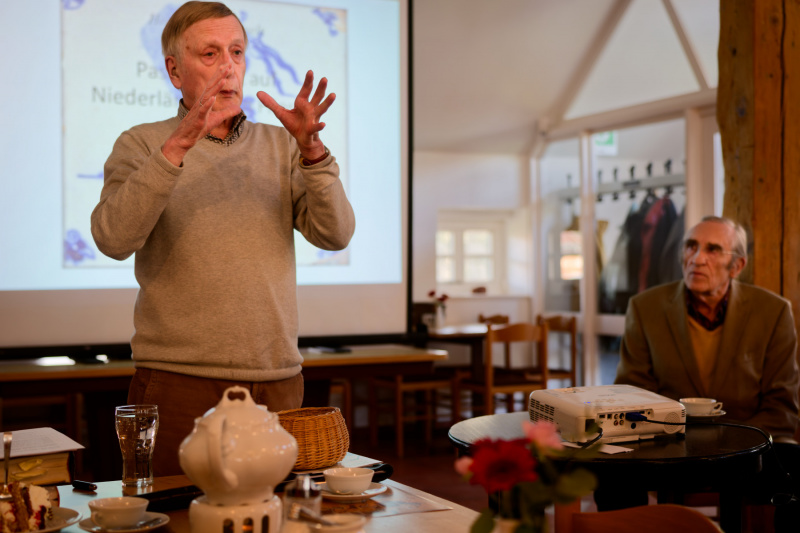 Bernhard Buttjer, Vorsitzender der Klostervereins Ihlow e.V., stellt den Vortragenden vor