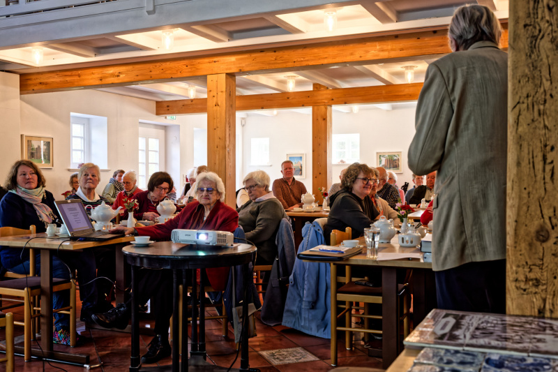 Zuhören in lockerer Atmosphäre: Bei Kuchen und Tee