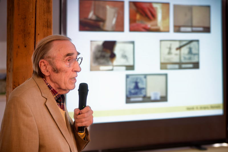 Horst Arians erläutert die Herstellung von Fliesen