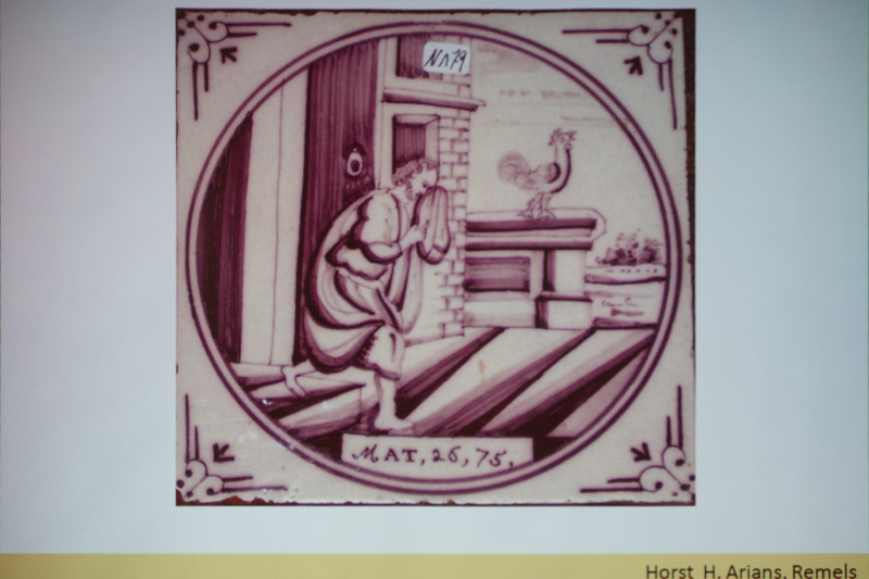 Braune Fliese: „Ehe der Hahn kräht, wirst du mich dreimal verleugnen."