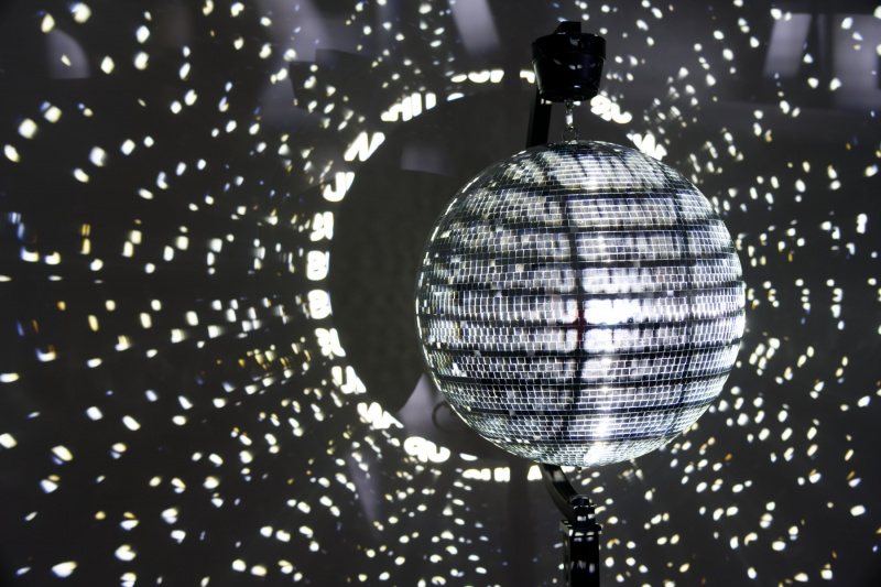 Ein Blick ins Atrium der Kunsthalle, in dem eine Lichtinstallation von Mischa Kuball gezeigt wird