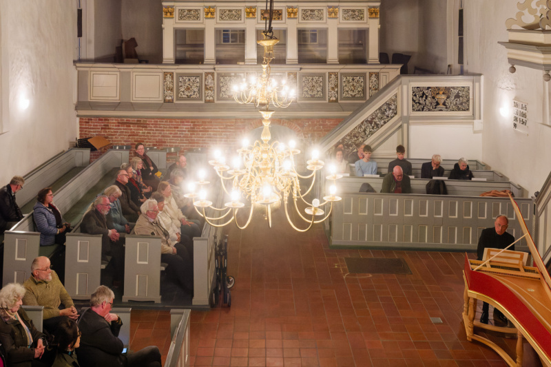 Die Kirche ist gut gefüllt: Blick von der Orgel-Empore