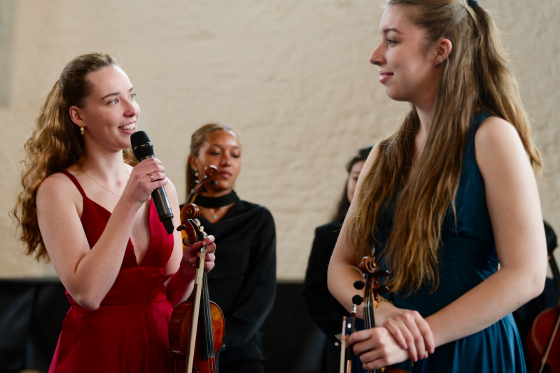 Elena Meyer und Polina Munteanu führen in das Konzert ein