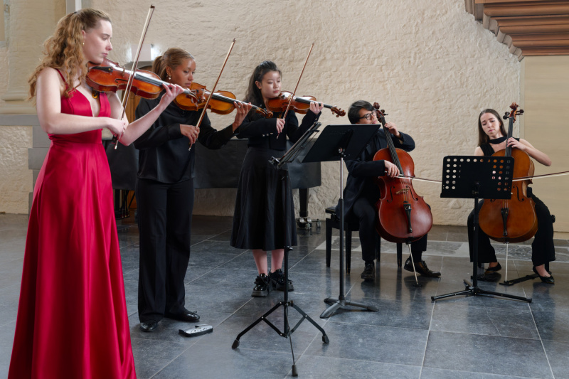 Die linke Hälfte des Ensembles: Elena Meyer, Jenifer Manana und Eliza Wang (Violine); Dylan Baraldi und Clára Whitnall (Violoncello) 
