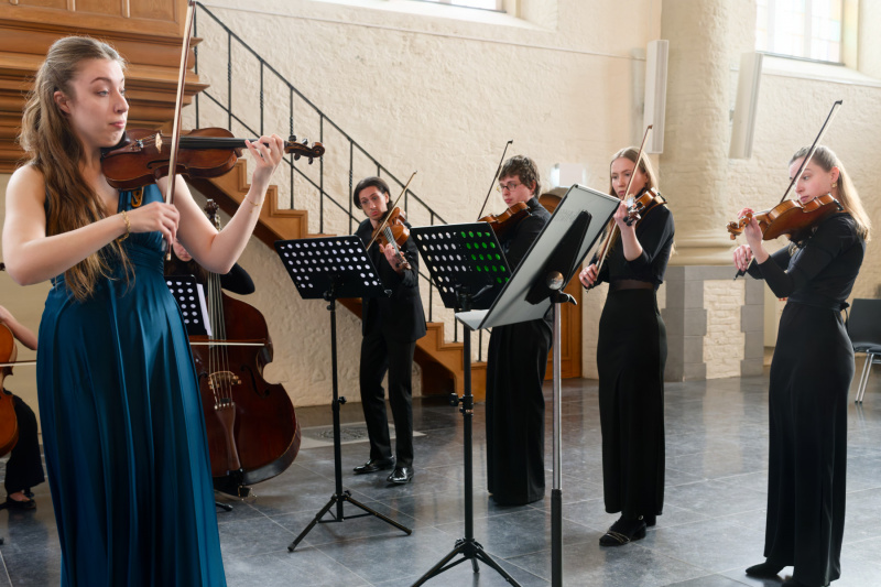 Der rechte Teil des Ensembles: Stefan Aprodu und Felix Lohde (Viola); Aylin Ewert und Renée Wirth (Violine), vorn: Polina Munteanu