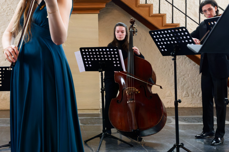 Mittig in Hintergrund: Paula Capracci am Kontrabass