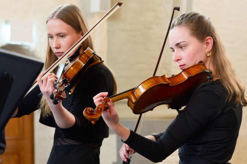 Die Violinistinnen Aylin Ewert und Renée Wirth