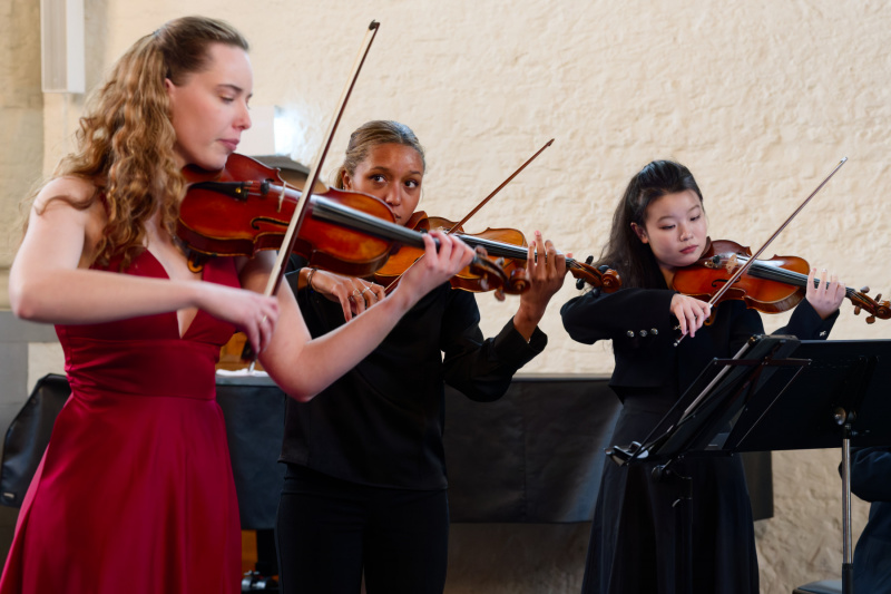 Drei Violinen: Elena Meyer, Jenifer Manana und Eliza Wang