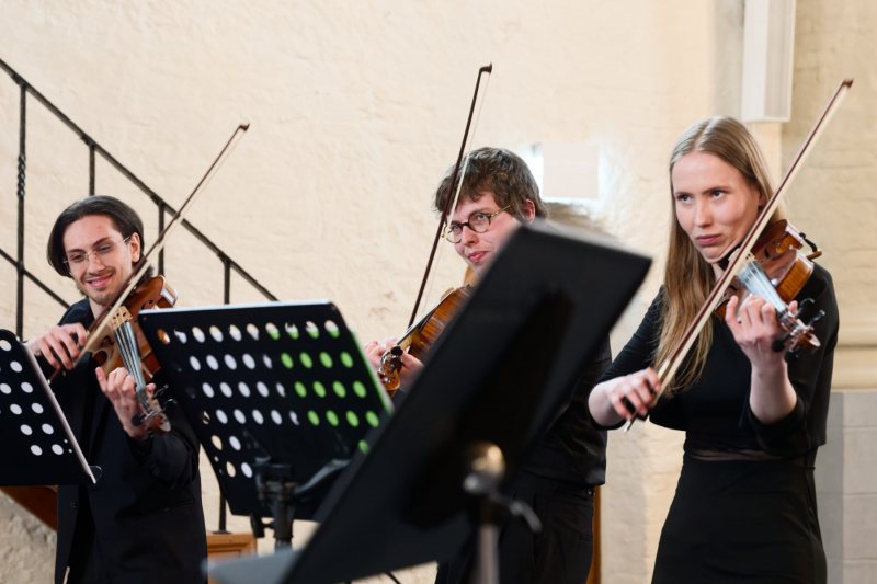 Stefan Aprodu und Felix Lohde an der Viola, Aylin Ewert an der Violine