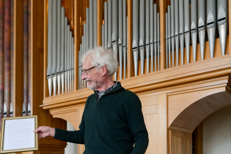 Bartelt Immer mit der Anweisung für die Nutzung der Orgel