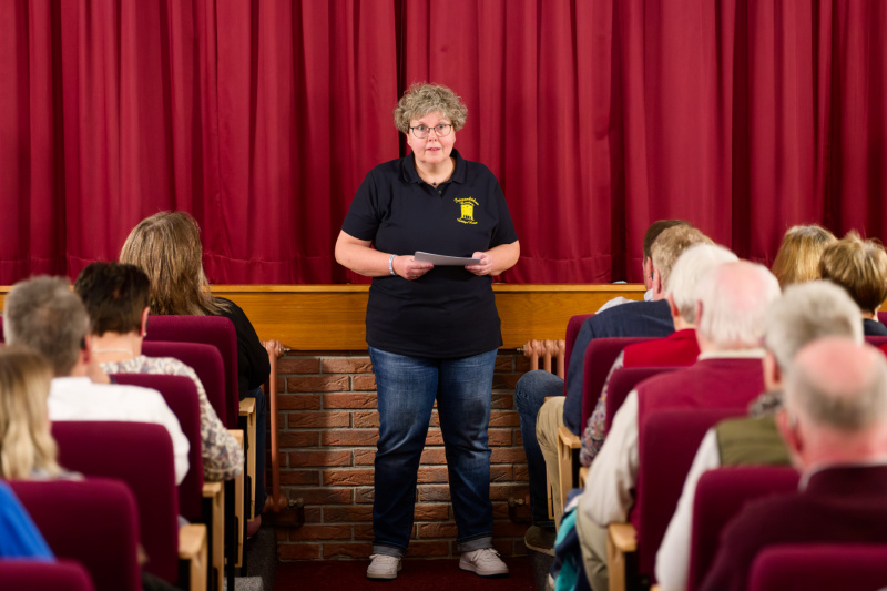 Birgit Frerichs, Vorsitzende der "Friesenbühne Niederdeutsches Theater Emden e.V.", beschreibt die 50er: Vom VW Käfer bis Bill Haley