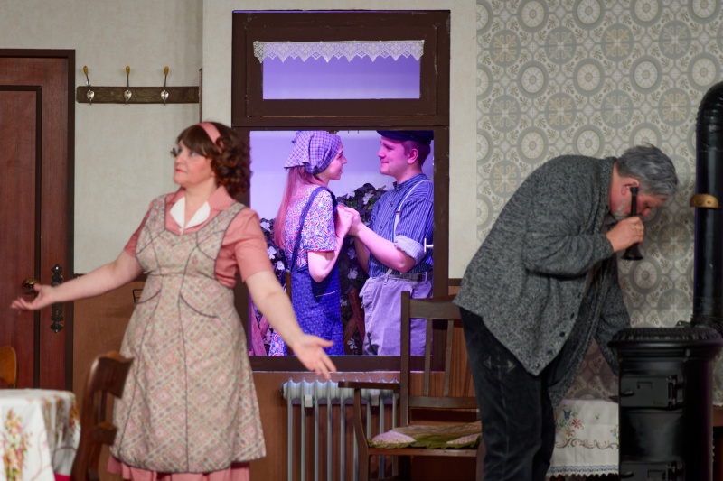 Elke und Bernd turteln vor dem Fenster – und was macht Opa Meiners?